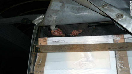 Một ngăn giấu người nhập cư lậu trong xe rờmoọc bị phát hiện.